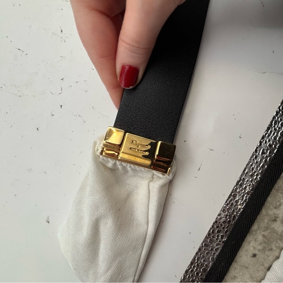 Salvatore Ferragamo Unisex Black Leather Belt with Gold Buckle Size 36 - Picture 4 of 10
